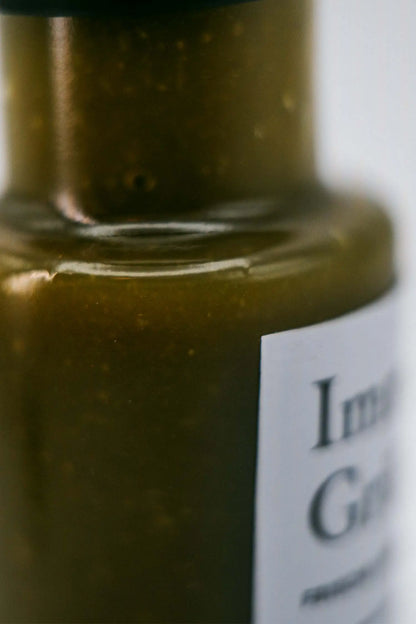 Nahaufnahme Flaschenseite einer grünen Chilisauce
